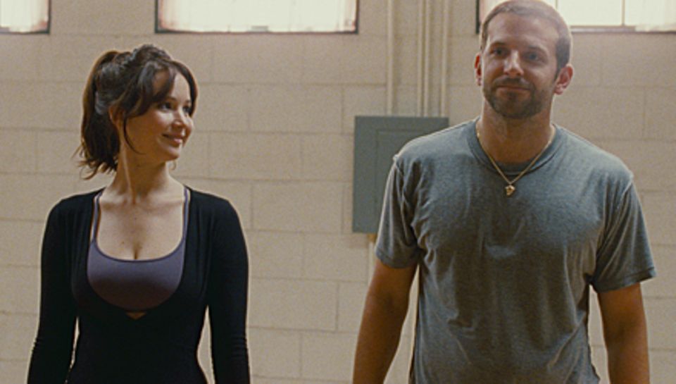 Tiffany (Jennifer Lawrence) und Pat (Bradley Cooper) kommen sich bei den gemeinsamen Tanzstunden näher. Tiffany (Jennifer Lawrence) und Pat (Bradley Cooper) kommen sich bei den gemeinsamen Tanzstunden näher.