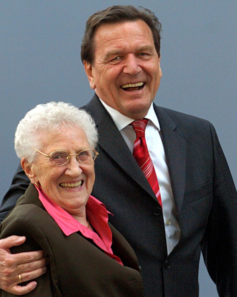 Gerhard Schröder am 16.4.2004 mit seiner Mutter Erika Vosseler in Hannover.