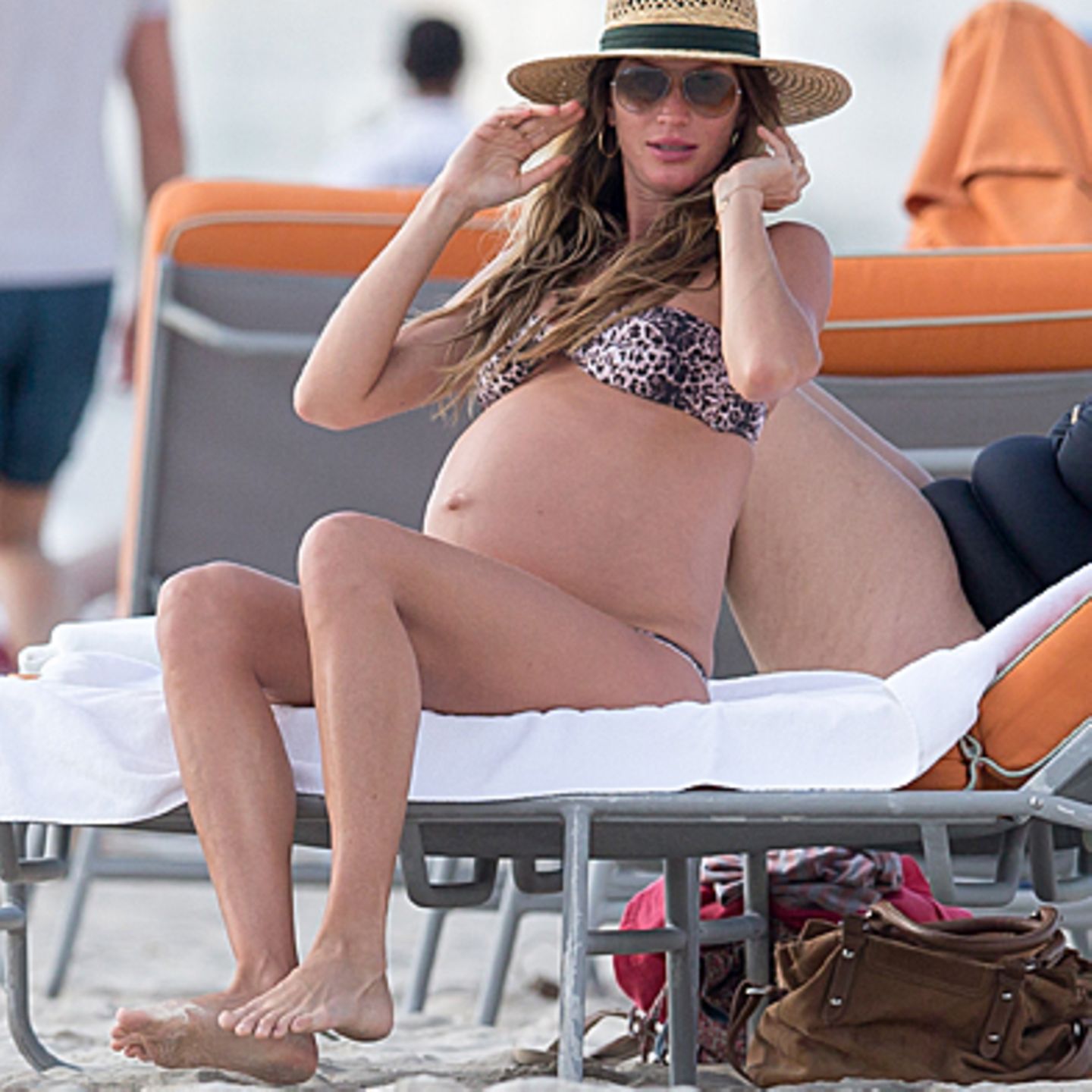 Можно ли беременным загорать на солнце. Жизель Бюндхен появилась на пляже в Майами. Беременные в купальниках. Беременные девушки на пляже.