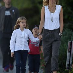 Willkommen in L. A.: Gwyneth, 40, mit Tochter Apple, 8; dahinter Chris Martin, 35, und Moses, 6.