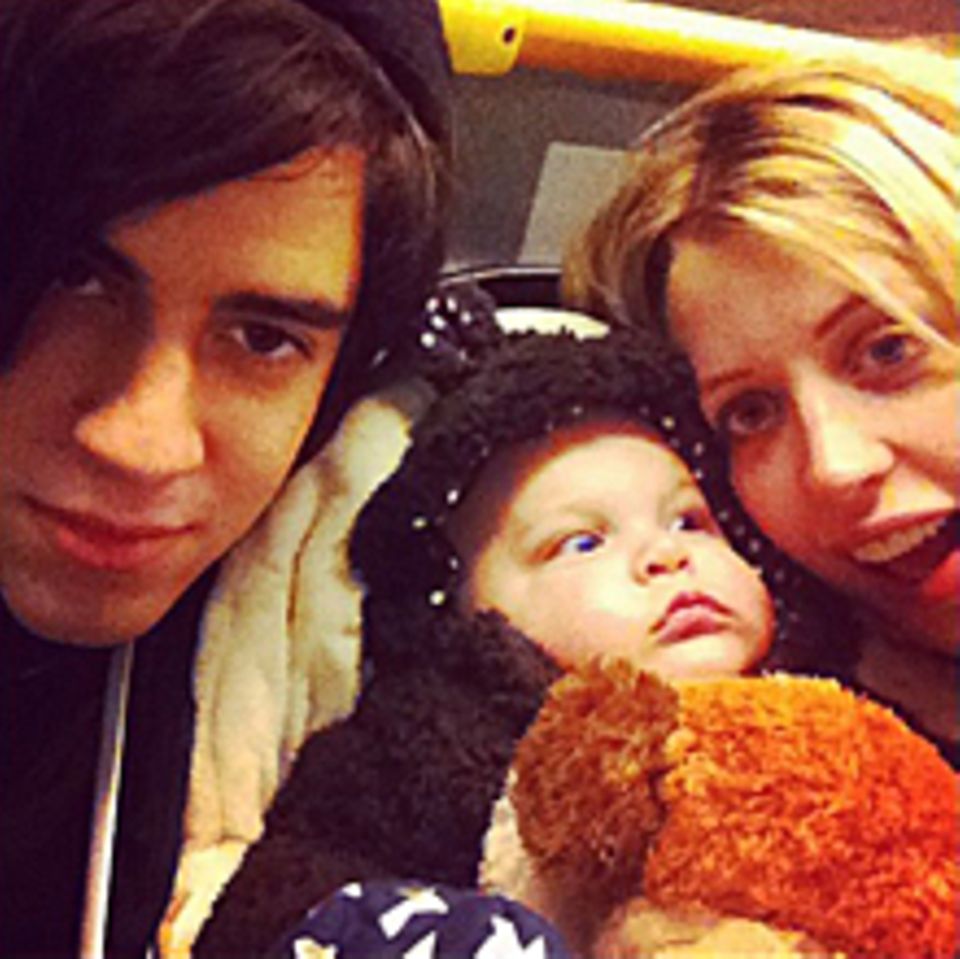 Glückliche Familie: Peaches Geldof twittert sehr gern Fotos, die sie, Ehemann Tom Cohen und den kleinen Astala zeigen. Glückliche Familie: Peaches Geldof twittert sehr gern Fotos, die sie, Ehemann Tom Cohen und den kleinen Astala zeigen.