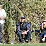 Ryan Phillippe, Jim Toth und Reese Witherspoon feuern gemeinsam den zehnjährigen Deacon beim Fußballspielen an.