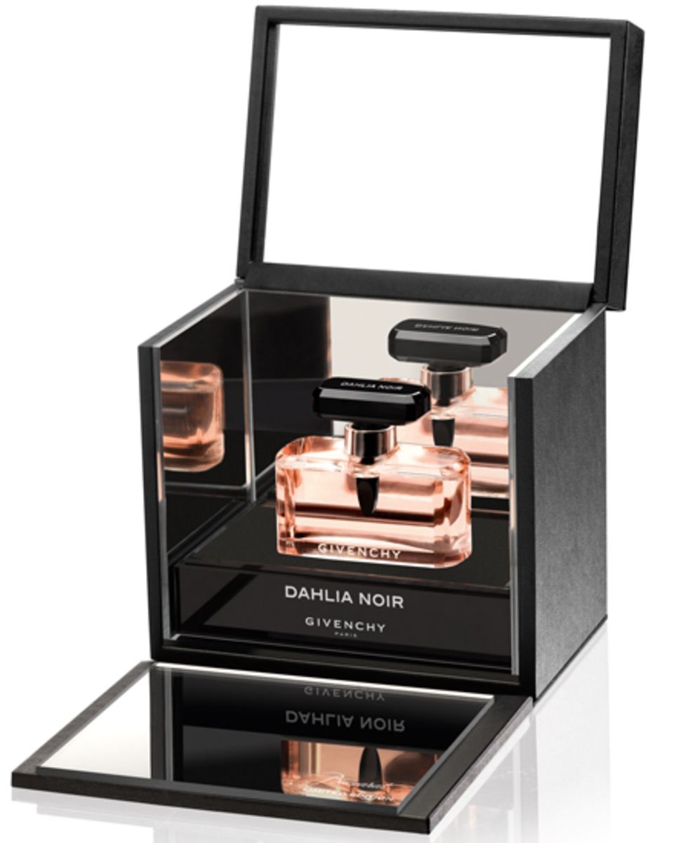 "Dahlia Noir" duftet laut Tisci "düster und romantisch". Die Ingredienzen: Rose, Iris, Sandelholz. Von Givenchy, EdP, 30 ml, ca. "Dahlia Noir" duftet laut Tisci "düster und romantisch". Die Ingredienzen: Rose, Iris, Sandelholz. Von Givenchy, EdP, 30 ml, ca.