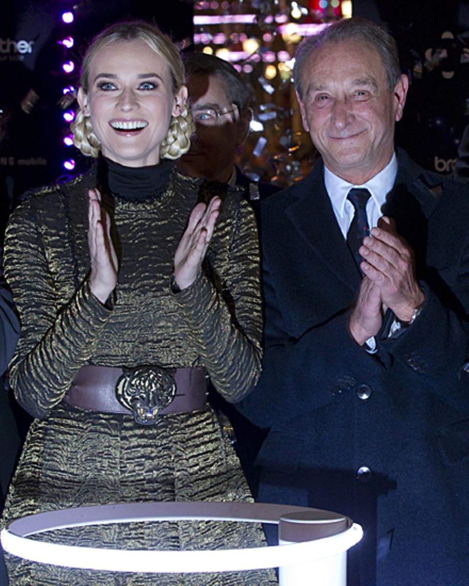 Diane Kruger freut sich über die Weihnachtsbeleuchtung der Champs-Élysée, die sie im Beisein des Pariser Bürgermeisters Bertrand Diane Kruger freut sich über die Weihnachtsbeleuchtung der Champs-Élysée, die sie im Beisein des Pariser Bürgermeisters Bertrand