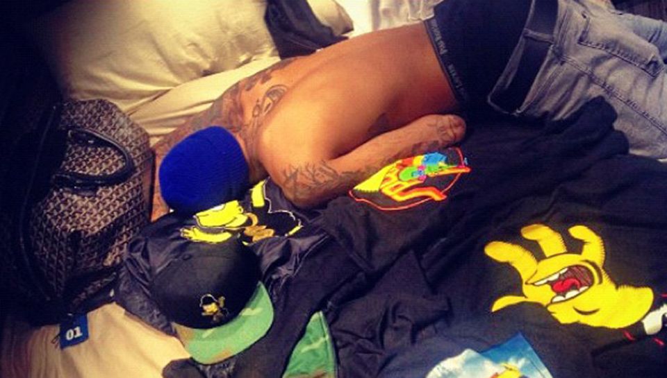 Chris Brown im Bett: Dieses Foto veröffentlichte Rihanna auf ihrem Twitteraccount. Chris Brown im Bett: Dieses Foto veröffentlichte Rihanna auf ihrem Twitteraccount.