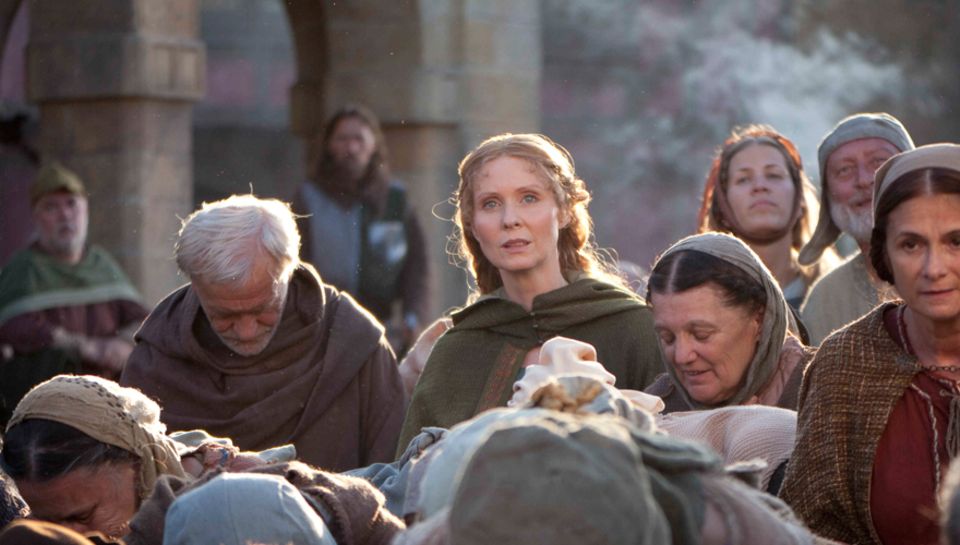 In der Bestseller-Verfilmung "Die Tore der Welt" hintergeht Petranilla (Cynthia Nixon) alle. Der Vierteiler läuft ab 3. Dezember In der Bestseller-Verfilmung "Die Tore der Welt" hintergeht Petranilla (Cynthia Nixon) alle. Der Vierteiler läuft ab 3. Dezember