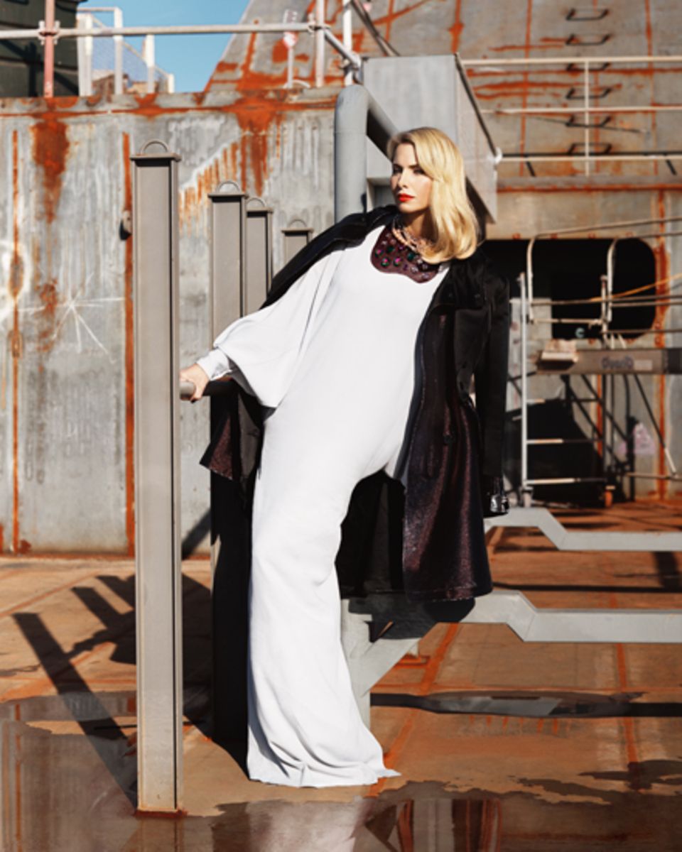 Viktoria trägt ein perlgraues Abendkleid mit Fledermausärmeln, von Viktor & Rolf. Lurexparka mit Frackelementen, von Jean Paul G Viktoria trägt ein perlgraues Abendkleid mit Fledermausärmeln, von Viktor & Rolf. Lurexparka mit Frackelementen, von Jean Paul G