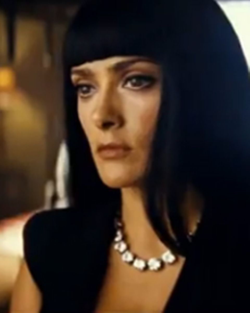 Beauty-Inspiration von Kleopatra und Vogue-Chefin Anna Wintour: Salma Hayek hat das Image der Filmfigur Elena aus "Savages" selb Beauty-Inspiration von Kleopatra und Vogue-Chefin Anna Wintour: Salma Hayek hat das Image der Filmfigur Elena aus "Savages" selb