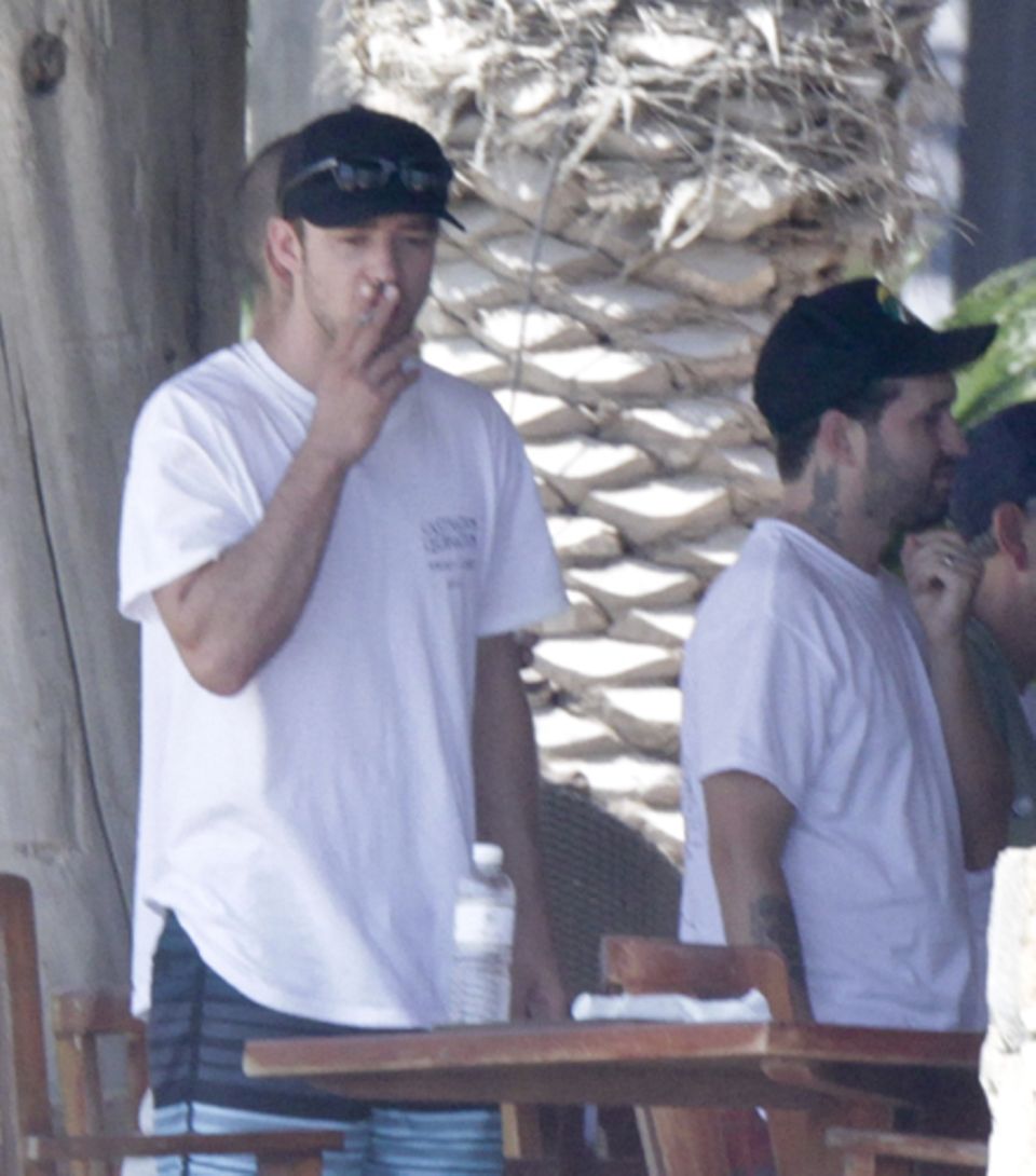 Justin Timberlake zieht in Mexiko an einer Zigarette. Der Sänger und Schauspieler genoss dort ein Wochenende mit Freunden. Justin Timberlake zieht in Mexiko an einer Zigarette. Der Sänger und Schauspieler genoss dort ein Wochenende mit Freunden.