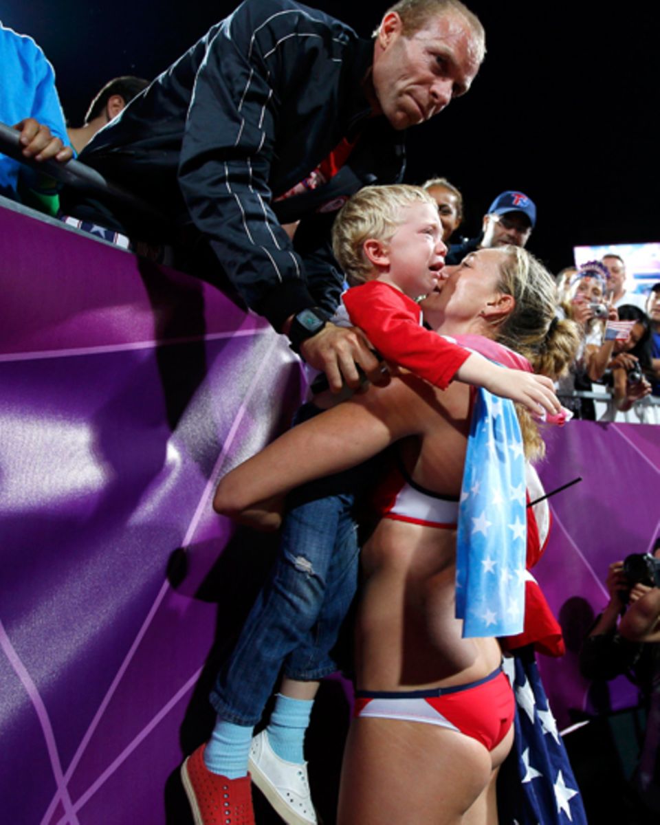 Ihr Mann Casey und ihr Sohn Joseph beglückwünschten Kerri Walsh Jennings nach dem Olympiasieg im Beachvolleyball. Ihr Mann Casey und ihr Sohn Joseph beglückwünschten Kerri Walsh Jennings nach dem Olympiasieg im Beachvolleyball.