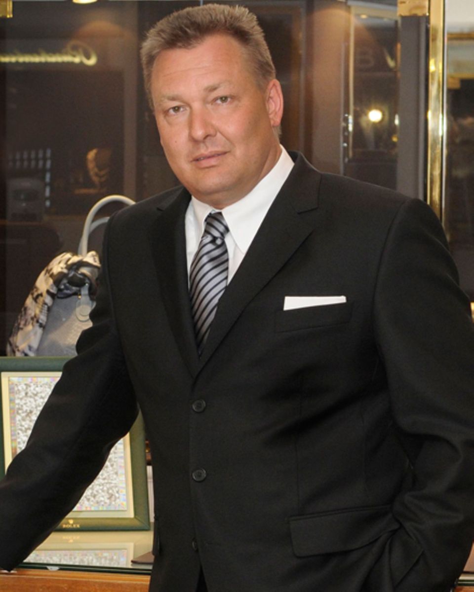 Wilhelm Rüschenbeck, 44, in seiner Dortmunder Schmuck-Boutique. Er leitet das Familienunternehmen in vierter Generation; Filiale