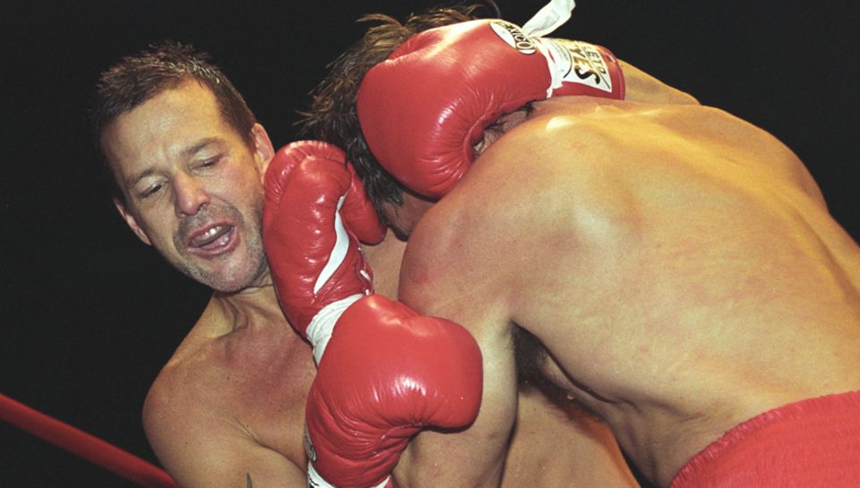Mickey Rourke fing bereits als 12-Jähriger mit dem Boxsport an. 
 
 Dieses Foto zeigt ihn 1993 bei einem Kampf in Hamburg. Sein Ge