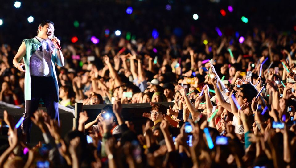 Psy performt in Seoul bei einem kostenfreien Konzert seinen "Gangnam Style" Dance.
