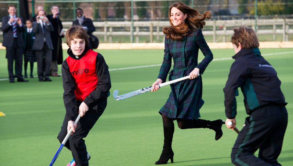 Babysport: Pangbourne, 30. November: Kurz vor der offiziellen Bekanntgabe spielte die schwangere Kate an ihrer ehemaligen Schule Babysport: Pangbourne, 30. November: Kurz vor der offiziellen Bekanntgabe spielte die schwangere Kate an ihrer ehemaligen Schule