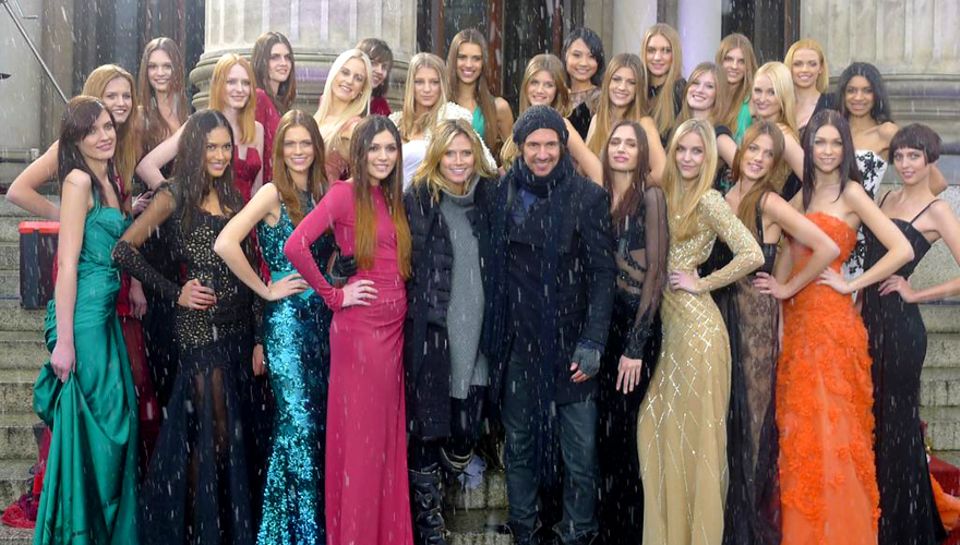 Bei eisiger Kälte und Schneefall zeigt sich Heidi Klum Anfang Dezember mit den neuen "Germany's Next Topmodel"- Kandidatinnen vo