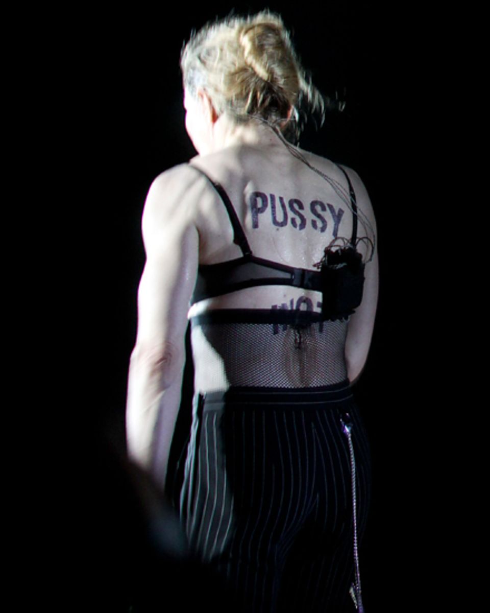Dekorativer Solidaritätsbeweis: Madonna stärkte bei einem Konzert die inhaftierten russischen Musikerinnen "Pussy Riot" - und ih