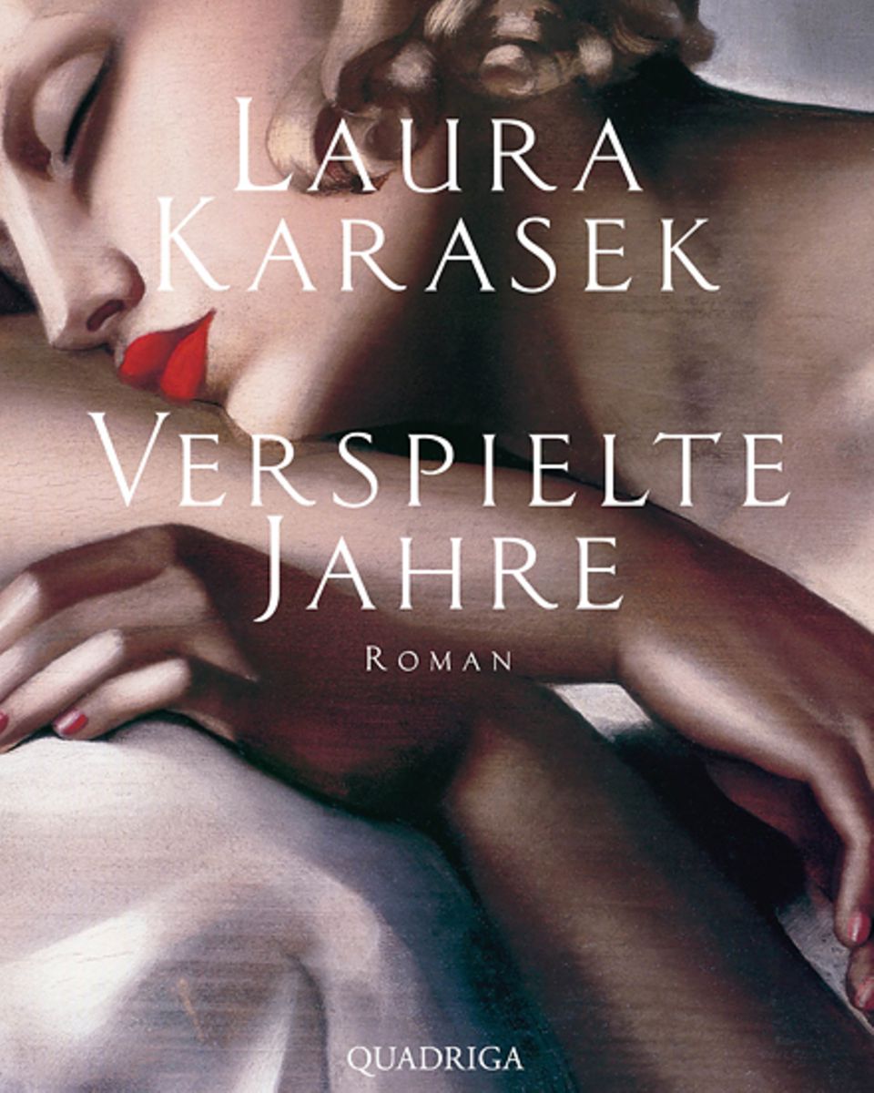 In ihrem Debütroman "Verspielte Jahre" schickt Laura Karasek - hauptberuflich Anwältin - ihre Heldin Theresa beim Party-Hopping