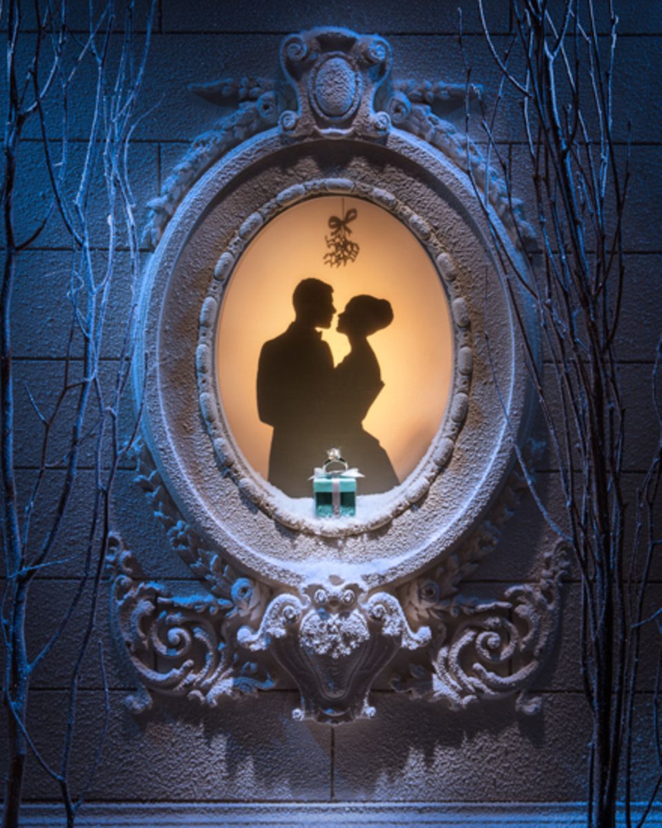 Romantik und Tradition: Ein Schaufenster von Tiffany & Co. in der New Yorker Fifth Avenue in der Vorweihnachtszeit anno 2012.