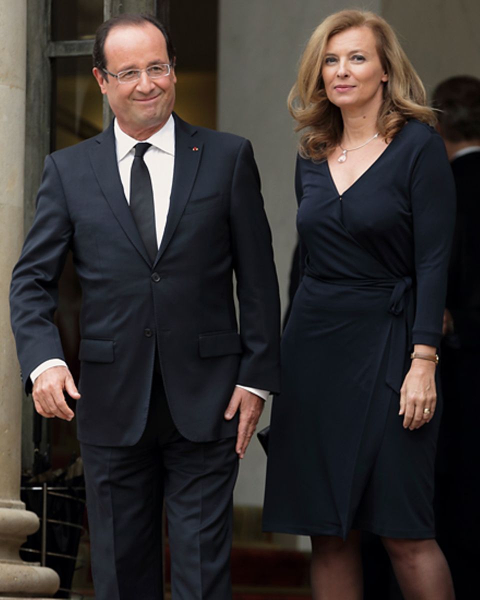 Duo Infernal: Sozialist François Hollande, 58, regiert seit Mai im Élysee-Palast. Valérie Trierweiler, 47, vermasselte ihren Ein Duo Infernal: Sozialist François Hollande, 58, regiert seit Mai im Élysee-Palast. Valérie Trierweiler, 47, vermasselte ihren Ein