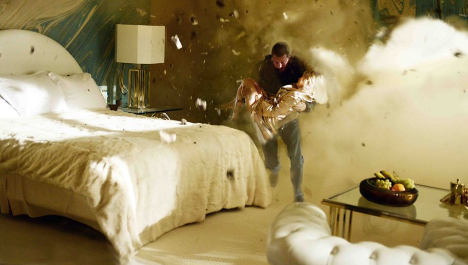 Und Action! Explosionsgefahr beim "Tatort". Insgesamt drehte das Team um Til Schweiger (hier rettet er Mavie Hörbiger) 25 Tage i Und Action! Explosionsgefahr beim "Tatort". Insgesamt drehte das Team um Til Schweiger (hier rettet er Mavie Hörbiger) 25 Tage i