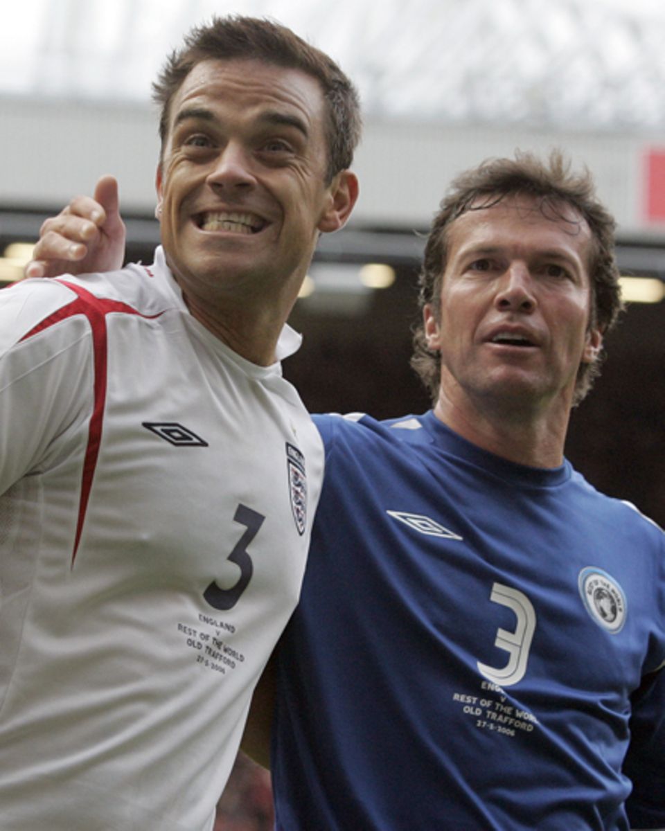 Kennen sich schon seit Jahren: Robbie Williams und Lothar Matthäus, hier bei einem Fußballspiel im Jahr 2006.