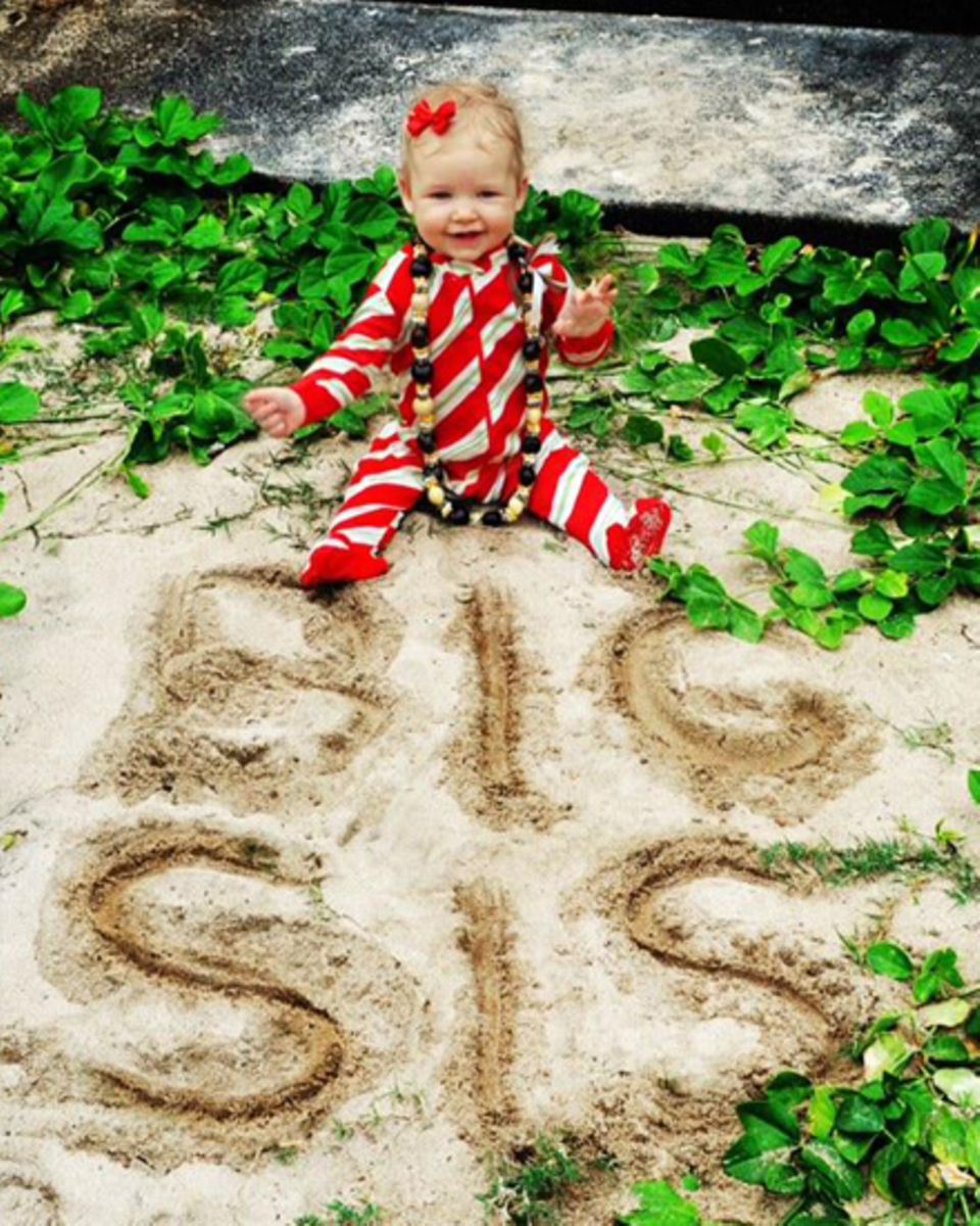 Jessica Simpson verkündete ihre zweite Schwangerschaft Weihnachten 2012 mit diesem Bild auf Twitter: Klein-Maxwell, die "große S