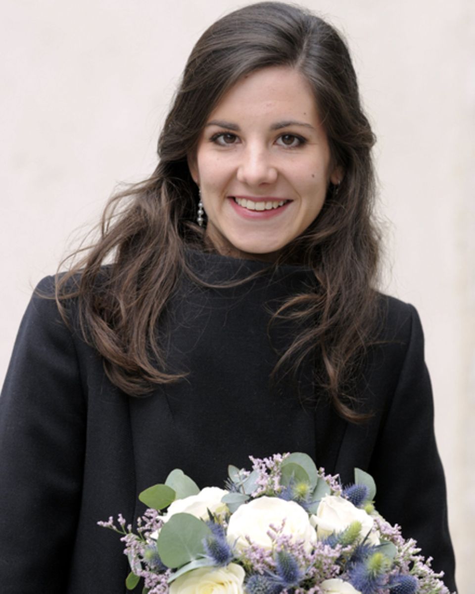 Die Diplomatentochter Adélaïde Drapé-Frisch kommt mit Brautstrauß zum Standesamt, um dort am Freitag, 28. Dezember, Erzherzog Ch Die Diplomatentochter Adélaïde Drapé-Frisch kommt mit Brautstrauß zum Standesamt, um dort am Freitag, 28. Dezember, Erzherzog Ch