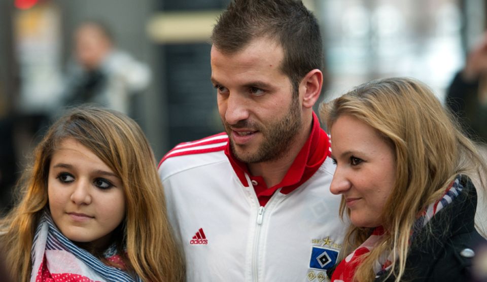 Rafael van der Vaart posiert am Mittwoch (2. Januar) mit Fans des HSV am Flughafen, bevor er ins Traingslager aufbricht. Rafael van der Vaart posiert am Mittwoch (2. Januar) mit Fans des HSV am Flughafen, bevor er ins Traingslager aufbricht.