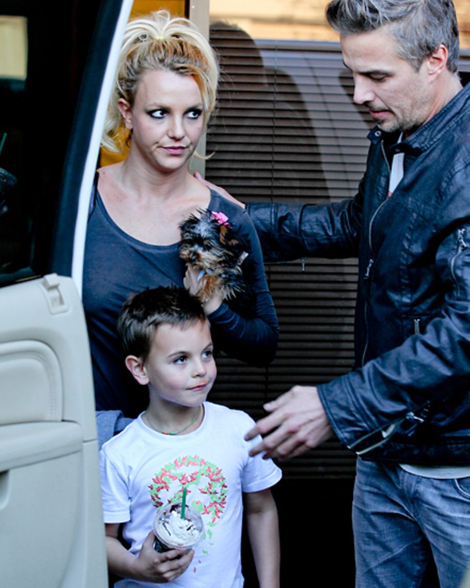 Britney Spears Anfang Dezember mit ihrem Verlobten Jason Trawick und Sean Preston in Los Angeles. Britney Spears Anfang Dezember mit ihrem Verlobten Jason Trawick und Sean Preston in Los Angeles.