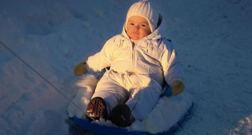 Prinzessin Estelle wird auf dem Schlitten durch den Schnee gezogen und schläft dabei fast ein. Prinzessin Estelle wird auf dem Schlitten durch den Schnee gezogen und schläft dabei fast ein.