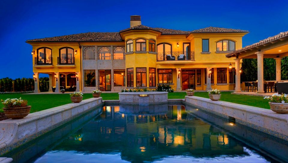 Die italienische Villa in ihrer vollen Pracht. Auch wenn das Anwesen nahezu perfekt ist, lassen Kanye und Kim noch einige Umbaua Die italienische Villa in ihrer vollen Pracht. Auch wenn das Anwesen nahezu perfekt ist, lassen Kanye und Kim noch einige Umbaua