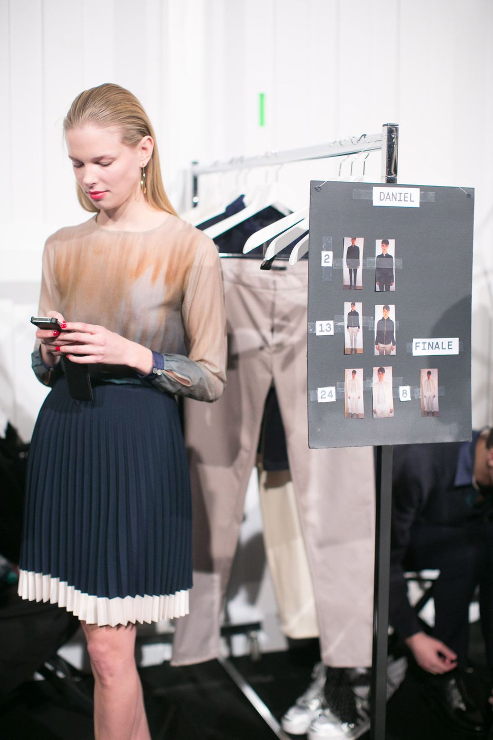 Fashion Week Berlin: Backstage bei Designer Hien Li: Das Model ist noch ganz entspannt. Fashion Week Berlin: Backstage bei Designer Hien Li: Das Model ist noch ganz entspannt.