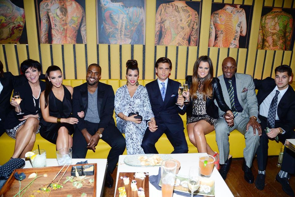 Kim Kardashian + Kanye West: Auf dem Sofa mit den Kardashians: Der Familienclan feiert gerne zusammen - hier bei der Eröffnung des Restaurants RYU im Meatpacking District in New York. Auf dem Sofa mit den Kardashians: Der Familienclan feiert gerne zusammen - hier bei der Eröffnung des Restaurants RYU im Meatpacking District in New York.