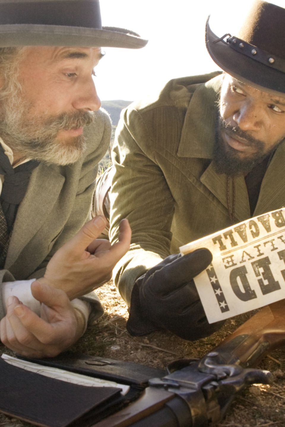"Django Unchained" : Der neue Tarantino-Film spielt in Amerika, kurz vor dem Bürgerkrieg: Sklave Django (Jamie Foxx) wird von Kopfgeldjäger Dr. King Schultz (Christoph Waltz) befreit; er soll ihn zu zwei steckbrieflich gesuchten Verbrechern führen. Im Gegenzug soll Schultz Django helfen, seine geliebte Frau (Kerry Washington) aus den Fängen des brutalen Plantagenbesitzers Calvin Candie (Leonardo DiCaprio) zu befreien. "Django Unchained" : Der neue Tarantino-Film spielt in Amerika, kurz vor dem Bürgerkrieg: Sklave Django (Jamie Foxx) wird von Kopfgeldjäger Dr. King Schultz (Christoph Waltz) befreit; er soll ihn zu zwei steckbrieflich gesuchten Verbrechern führen. Im Gegenzug soll Schultz Django helfen, seine geliebte Frau (Kerry Washington) aus den Fängen des brutalen Plantagenbesitzers Calvin Candie (Leonardo DiCaprio) zu befreien.