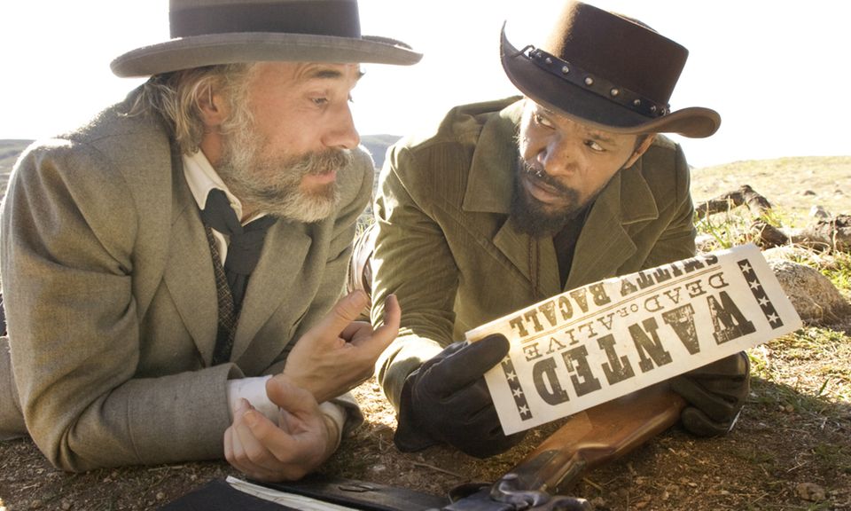 "Django Unchained" : Der neue Tarantino-Film spielt in Amerika, kurz vor dem Bürgerkrieg: Sklave Django (Jamie Foxx) wird von Kopfgeldjäger Dr. King Schultz (Christoph Waltz) befreit; er soll ihn zu zwei steckbrieflich gesuchten Verbrechern führen. Im Gegenzug soll Schultz Django helfen, seine geliebte Frau (Kerry Washington) aus den Fängen des brutalen Plantagenbesitzers Calvin Candie (Leonardo DiCaprio) zu befreien. "Django Unchained" : Der neue Tarantino-Film spielt in Amerika, kurz vor dem Bürgerkrieg: Sklave Django (Jamie Foxx) wird von Kopfgeldjäger Dr. King Schultz (Christoph Waltz) befreit; er soll ihn zu zwei steckbrieflich gesuchten Verbrechern führen. Im Gegenzug soll Schultz Django helfen, seine geliebte Frau (Kerry Washington) aus den Fängen des brutalen Plantagenbesitzers Calvin Candie (Leonardo DiCaprio) zu befreien.