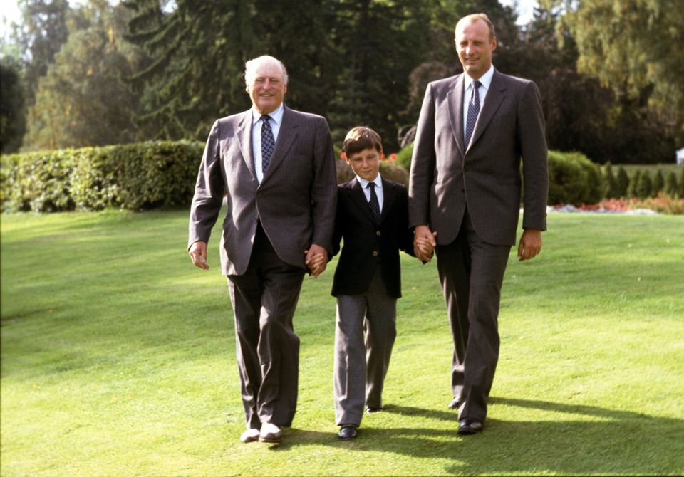 Prinzessin Ingrid: Das Drei-Generationen-Bild von 1982: König Olav, Prinz Haakon und Kronprinz Harald. Das Drei-Generationen-Bild von 1982: König Olav, Prinz Haakon und Kronprinz Harald.
