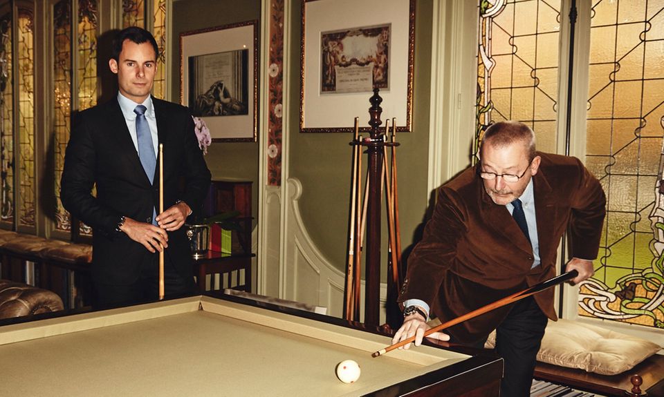 Familie Vuitton: Spielführer: Patrick Vuitton mit Sohn Benoit beim Billard im Salon.