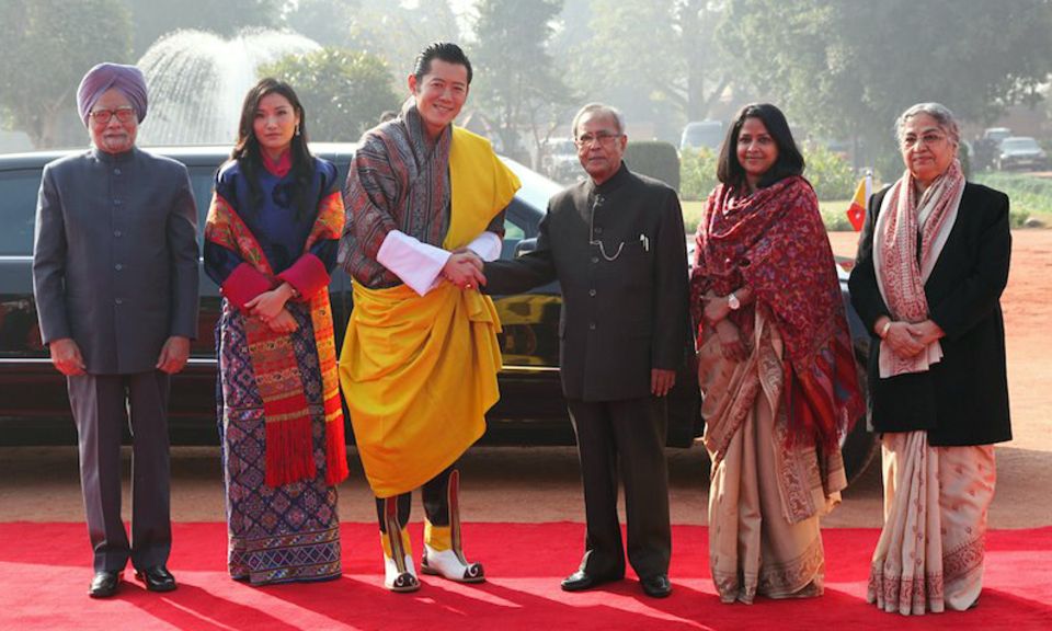 König Jigme und Königin Jetsun werden am Präsidentenpalast in Neu Delhi von Präsident Pranab Mukherjee begrüßt.