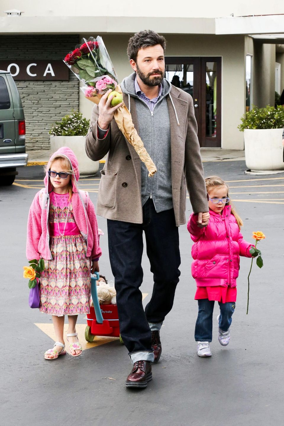 27. Januar 2013   Ben Affleck ist mit seinen Töchtern Violet und Seraphina in Pacific Palisades unterwegs. Für Mama Jennifer Garner gibt es Blumen vom Markt.