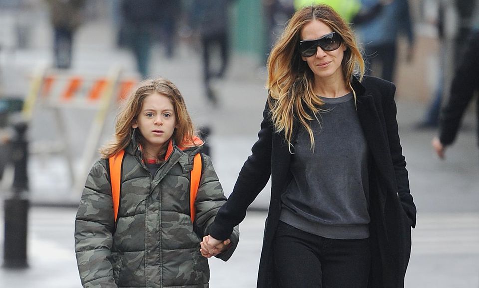Sarah Jessica Parker: Sohn James zeigt sich auf seinem Schulweg im Gegensatz zu seinen Schwestern eher "modisch zurückhaltend" Sarah Jessica Parker bringt ihren Sohn James Wilkie zur Schule.