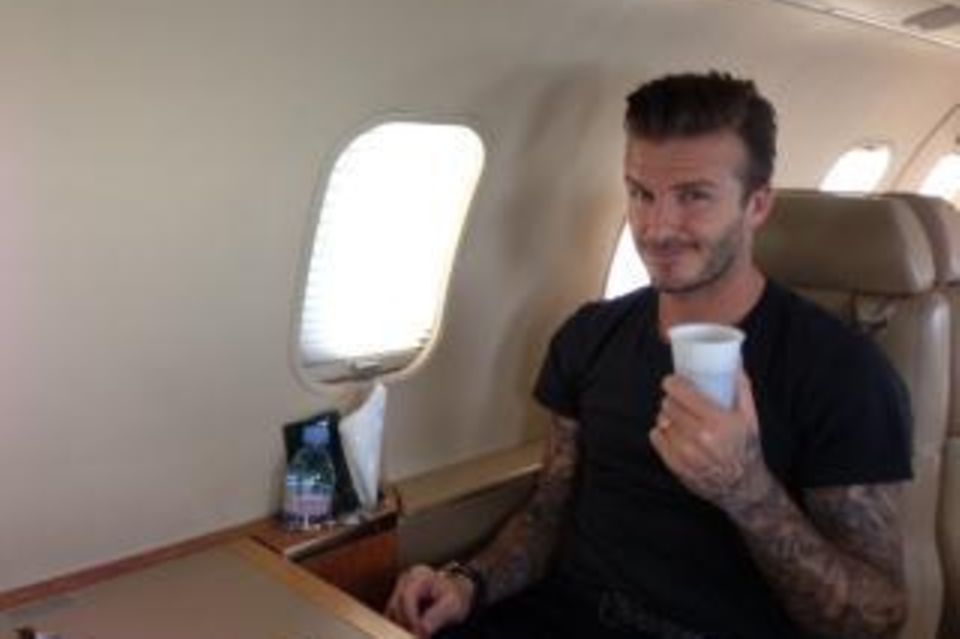 David Beckham: David Beckham im Flieger nach Paris David Beckham im Flieger nach Paris