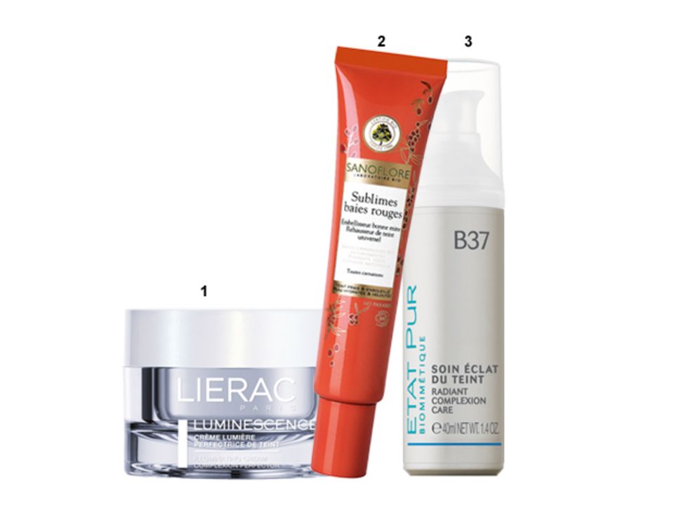 Beauty: 1 "Luminescence Creme" von Lierac, 50 ml, ca. 55 Euro (in Apotheken) 2 Teint verschönernde Pflege "Bezaubernde Rote Beeren" von Sanoflore, 40 ml, ca. 24 Euro 3 "Radiant Complexion Care" von Etat Pur, 40 ml, ca. 14 Euro (etatpur.de) 1 "Luminescence Creme" von Lierac, 50 ml, ca. 55 Euro (in Apotheken) 2 Teint verschönernde Pflege "Bezaubernde Rote Beeren" von Sanoflore, 40 ml, ca. 24 Euro 3 "Radiant Complexion Care" von Etat Pur, 40 ml, ca. 14 Euro (etatpur.de)