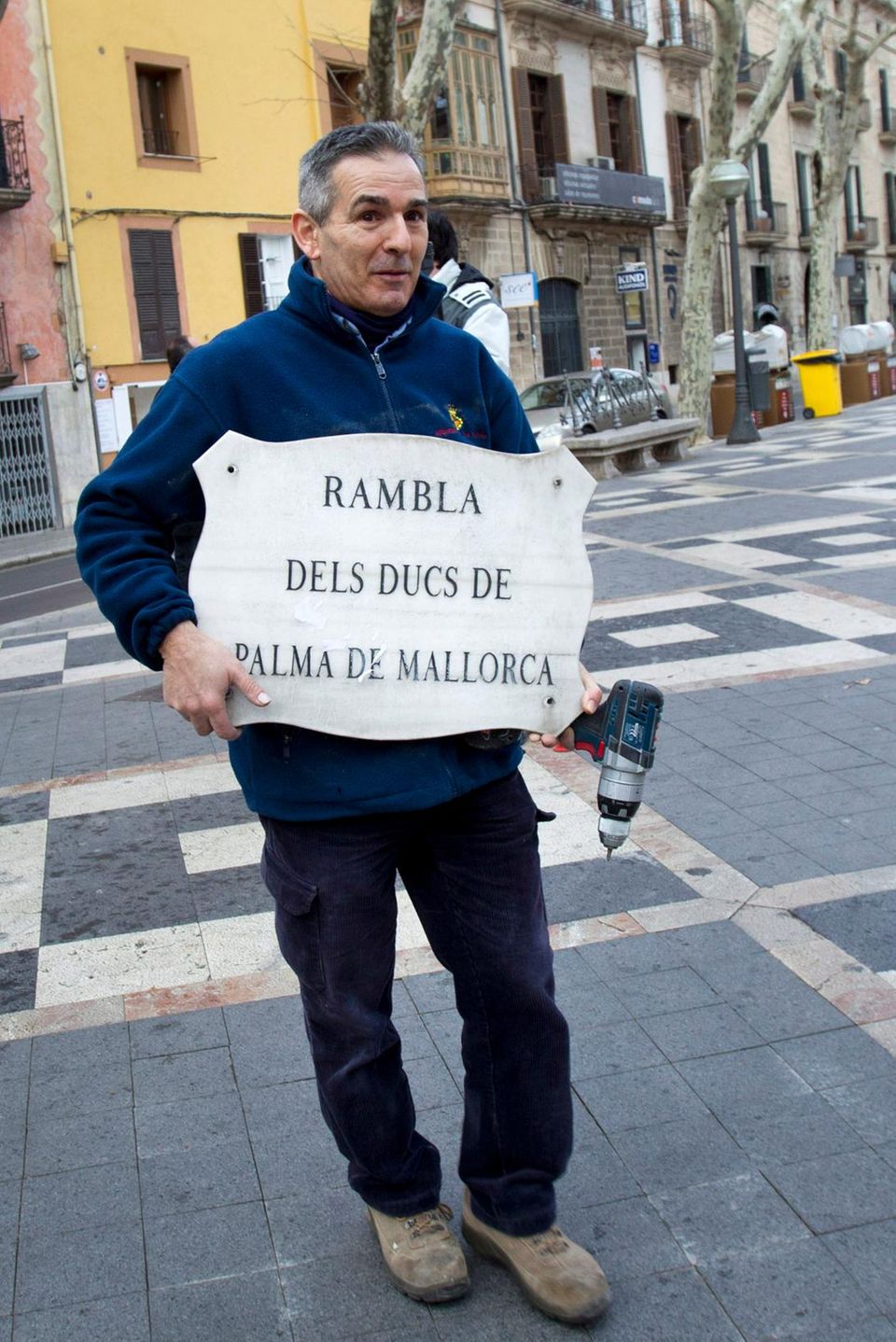 Die "Allee der Herzöge von Palma" in Palma wird umbenannt. Ab sofort heißt sie schlicht nur noch "Allee". Damit wurde noch ein Hinweis auf den aktuellen Herzog von Palma, Iñaki Urdangarin, entfernt. Die "Allee der Herzöge von Palma" in Palma wird umbenannt. Ab sofort heißt sie schlicht nur noch "Allee". Damit wurde noch ein Hinweis auf den aktuellen Herzog von Palma, Iñaki Urdangarin, entfernt.