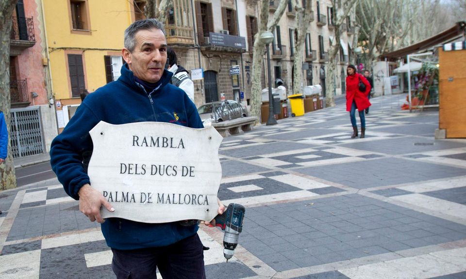 Die "Allee der Herzöge von Palma" in Palma wird umbenannt. Ab sofort heißt sie schlicht nur noch "Allee". Damit wurde noch ein Hinweis auf den aktuellen Herzog von Palma, Iñaki Urdangarin, entfernt.