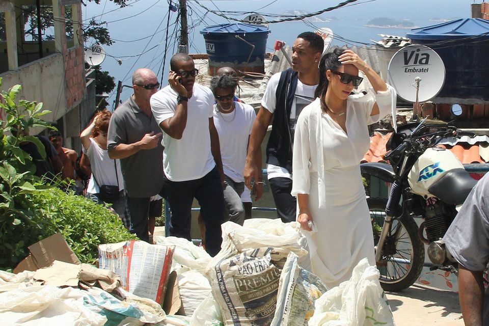 Kim + Kanye: Kim Kardashian, Will Smith und Kanye West werden durch die Barackensiedlung von Vidigal geführt. Kim Kardashian, Will Smith, Kanye West