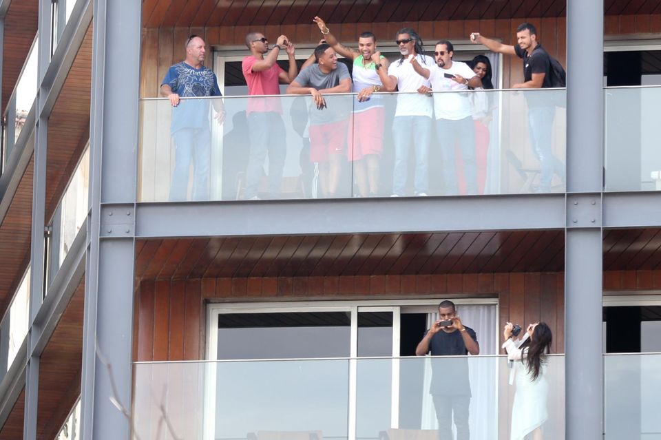 Kim + Kanye: Will Smith hat sich ein paar Freunde in seine Suite eingeladen. Seine Nachbarn Kim und Kanye scheint es nicht zu stören. Kim Kardashian, Kanye West, Will Smith