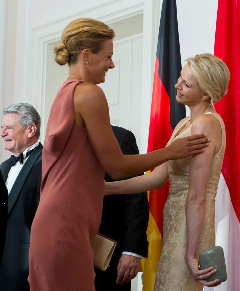 Fürstin Charlène: Was ihr Spaß macht Abseits vom Hofprotokoll: Im Juli 2012 trifft sie in Berlin auf ihre gute Freundin Franzi van Almsick und begrüsst sie freudestrahlend. Was ihr Spass macht Abseits vom Hofprotokoll: Im Juli 2012 trifft sie in Berlin auf ihre gute Freundin Franzi van Almsick und begrüsst sie freudestrahlend.
