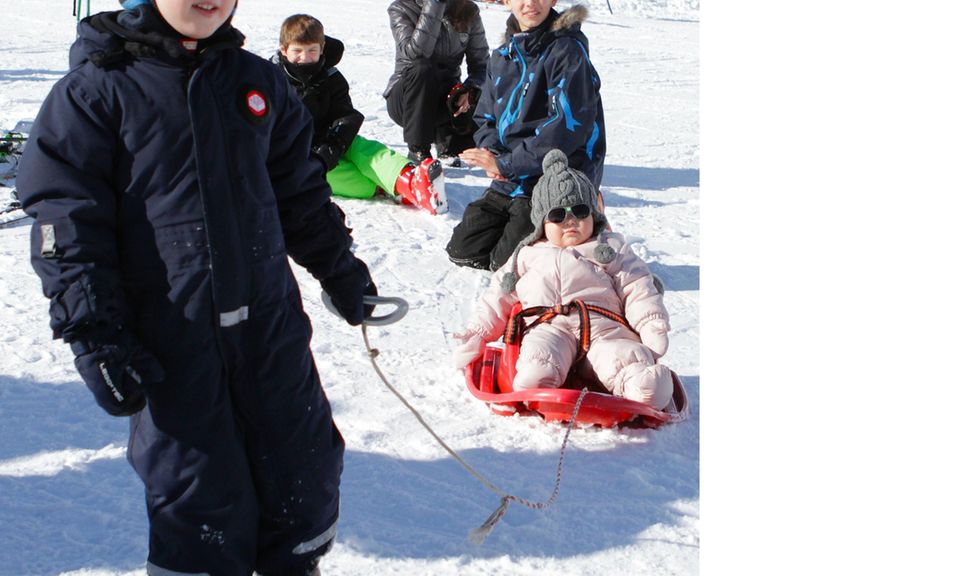 Marie + Joachim: Prinz Henrik zieht seine kleine Schwester Athena auf dem Schlitten durch den Schnee. Prinz Henrik zieht seine kleine Schwester Athena auf dem Schlitten durch den Schnee.