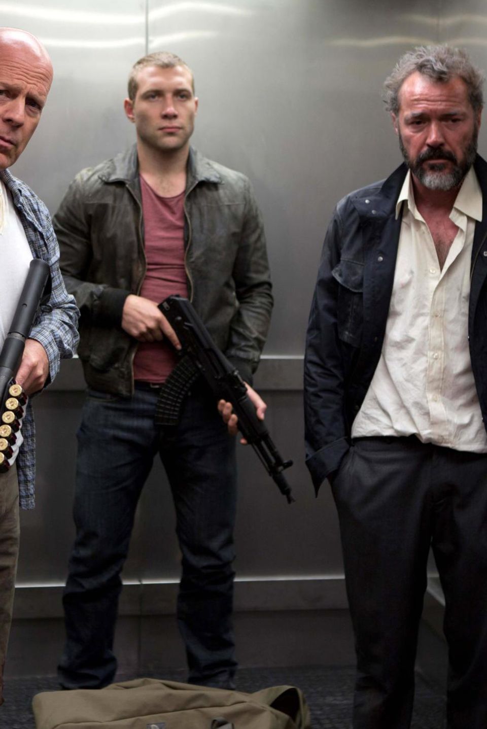 In Teil 5 der "Die Hard"-Reihe verschlägt es John McClane (Bruce Willis, l.) nach Moskau. Zusammen mit seinem Sohn Jack (Jai Courtney, M.) und dem russischen Wissenschaftler Komorov (Sebastian Koch) gerät er im Krieg zwischen Unterwelt und Politik schnell zwischen die Fronten. Explosiv! In Teil 5 der "Die Hard"-Reihe verschlägt es John McClane (Bruce Willis, l.) nach Moskau. Zusammen mit seinem Sohn Jack (Jai Courtney, M.) und dem russischen Wissenschaftler Komorov (Sebastian Koch) gerät er im Krieg zwischen Unterwelt und Politik schnell zwischen die Fronten. Explosiv!