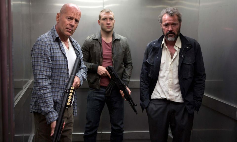 In Teil 5 der "Die Hard"-Reihe verschlägt es John McClane (Bruce Willis, l.) nach Moskau. Zusammen mit seinem Sohn Jack (Jai Courtney, M.) und dem russischen Wissenschaftler Komorov (Sebastian Koch) gerät er im Krieg zwischen Unterwelt und Politik schnell zwischen die Fronten. Explosiv!